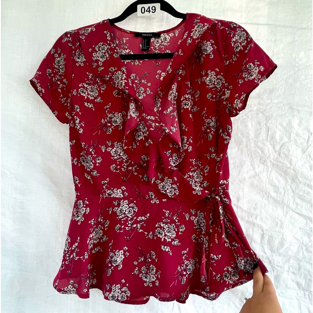 Forever 21 wrap tie short sleeve floral top blouse. Size M medium.